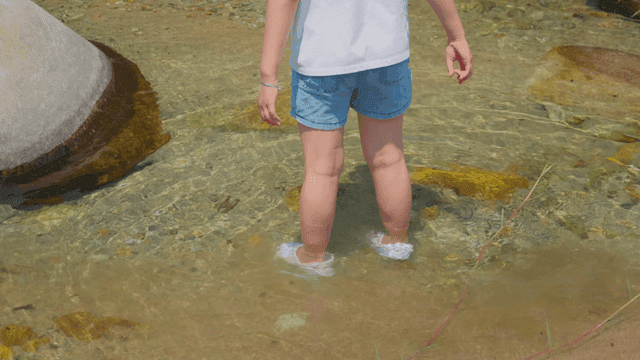 얕은 개울에서 노는 아이