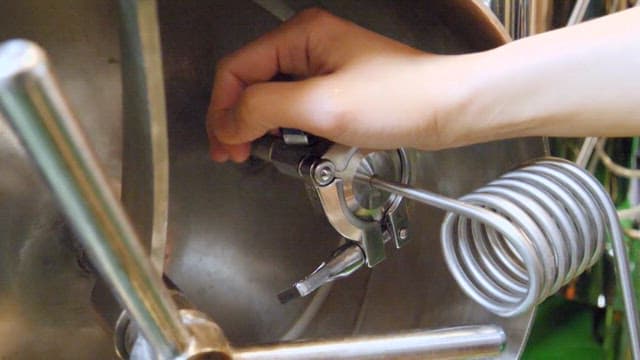 산업 기계에서 추출되는 맥주