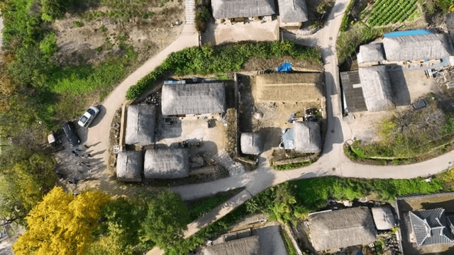 초가 지붕이 있는 전통 마을