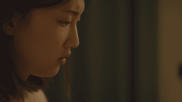 깊은 생각에 잠긴 여성의 옆모습