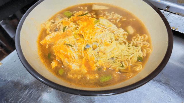 그릇에 옮기는 계란이 들어간 라면