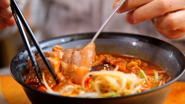 표고버섯과 돔베고기가 들어간 매운 라면