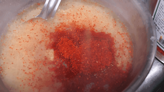 고춧가루를 넣어 준비하는 한국식 양념