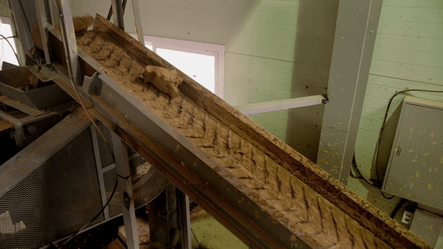 실내에서 재료를 옮기는 컨베이어 벨트