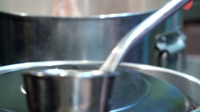 돼지사골과 머리뼈를 삶아 김이 모락모락 나는 육수