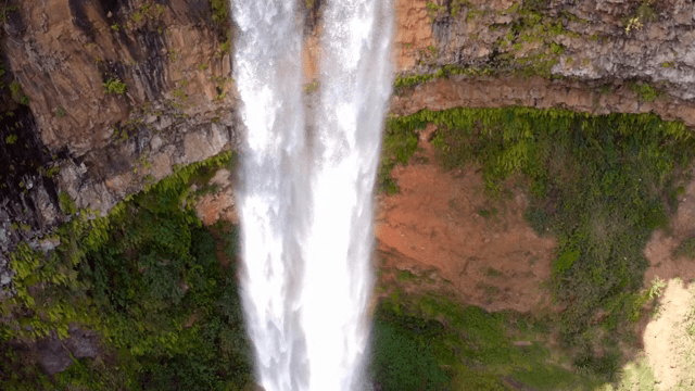 절벽을 따라 흐르는 장엄한 폭포