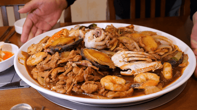 해산물과 고기가 듬뿍 담긴 해물 찜닭