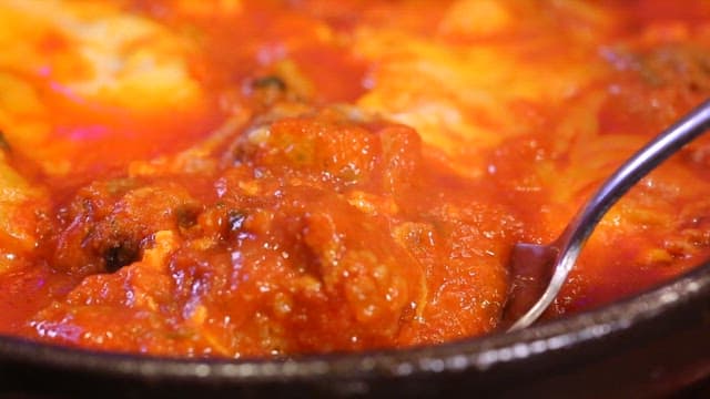 먹음직스러운 소고기 코프타 한 숟가락