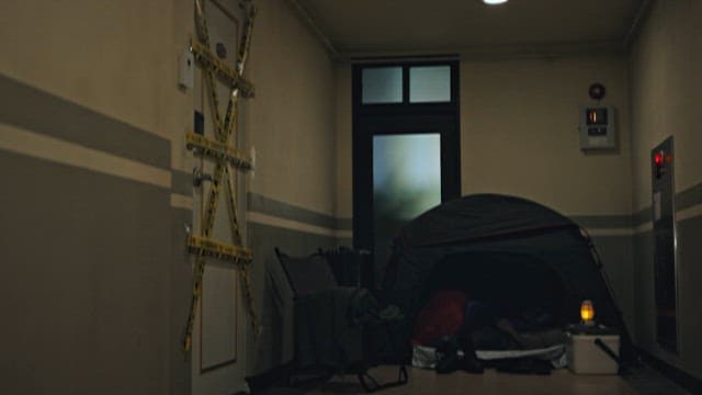 어두운 실내 복도에 설치된 텐트