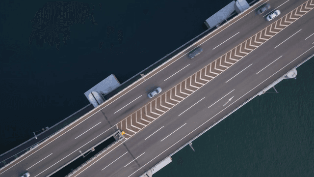 바다 위 다리에서 달리는 자동차들