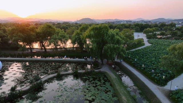 해질녘 연못이 있는 고요한 공원