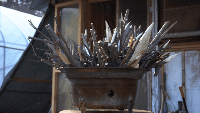 뾰족한 나뭇가지로 가득 찬 화로