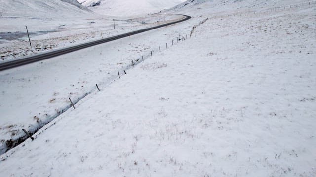 눈 덮인 산과 차가 있는 도로