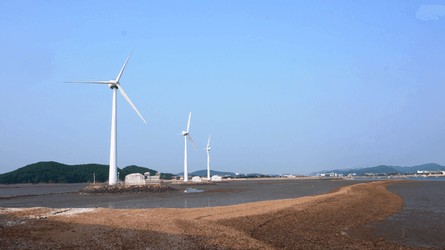 해안 풍경의 풍력 터빈