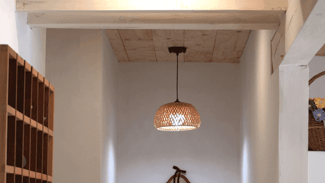 매달린 램프가 있는 아늑한 실내 공간