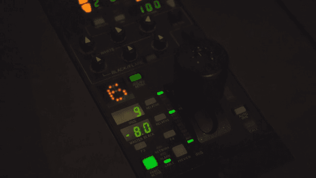 불이 켜진 버튼이 있는 제어 패널