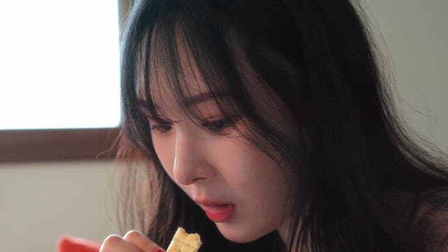 실내에서 간식을 즐기는 여성