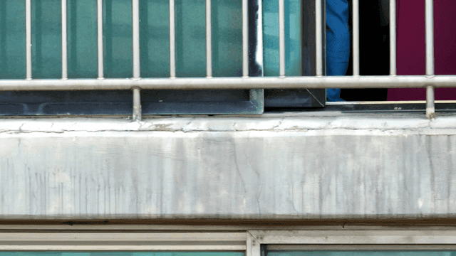 금속 난간과 문이 있는 발코니