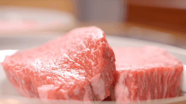 접시에 담긴 신선한 마블링 소고기