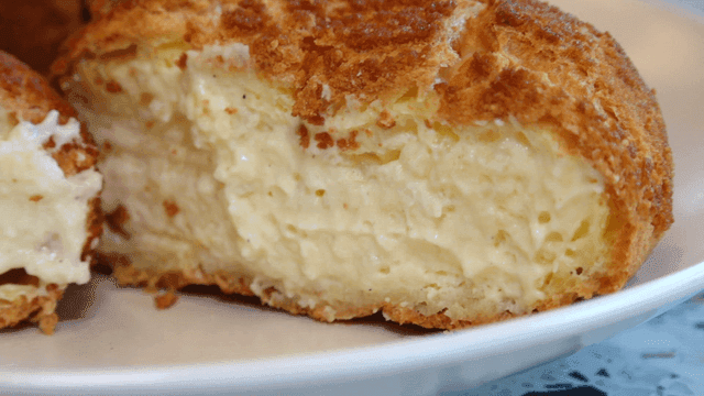 접시에 담긴 크림 가득한 크림빵