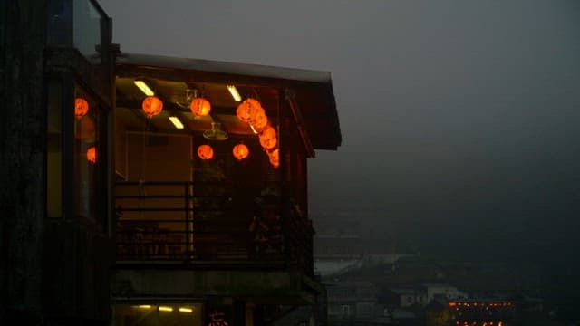 흐린 날 속 건물의 붉은 등불