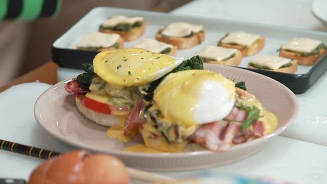 샌드위치 위에 뿌려지는 파슬리