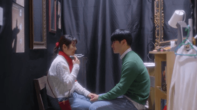 의자에 앉아 수화로 대화하는 커플