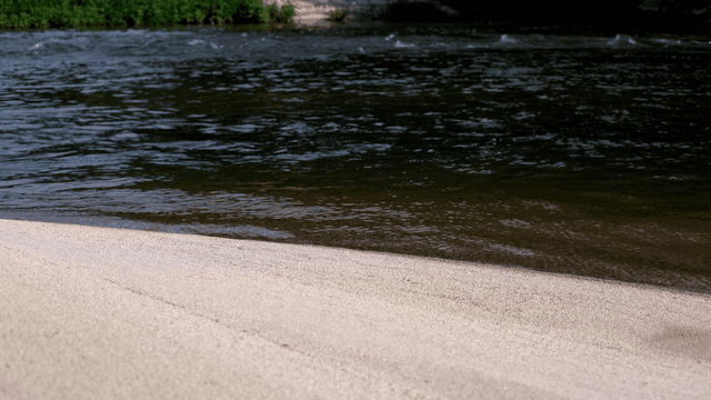 모래 사장을 따라 흐르는 잔잔한 강