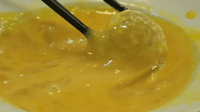 Scene where fried food is dipped in egg water