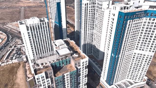 크레인이 있는 고층 건물 공사 현장