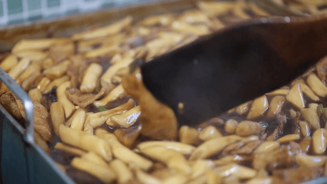 팬에서 끓고 있는 짜장떡볶이