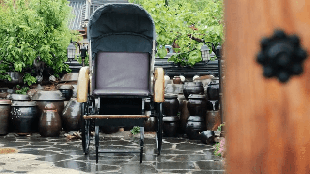 인력거가 있는 전통 한국 마당