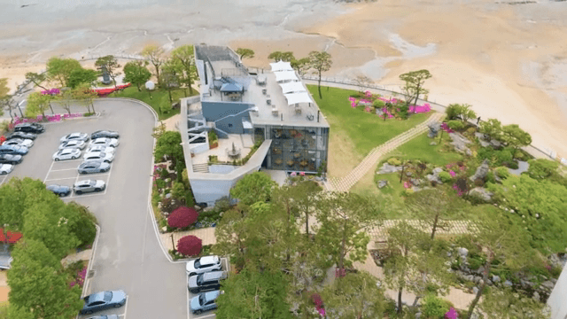 현대적인 건물 옆 갯벌