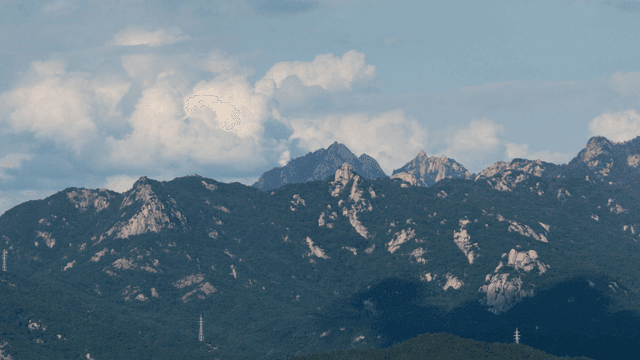 구름 낀 하늘 아래 산맥