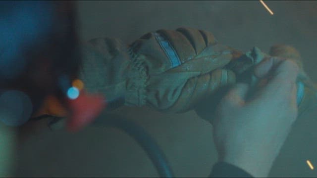 소방 장갑을 끼는 소방관