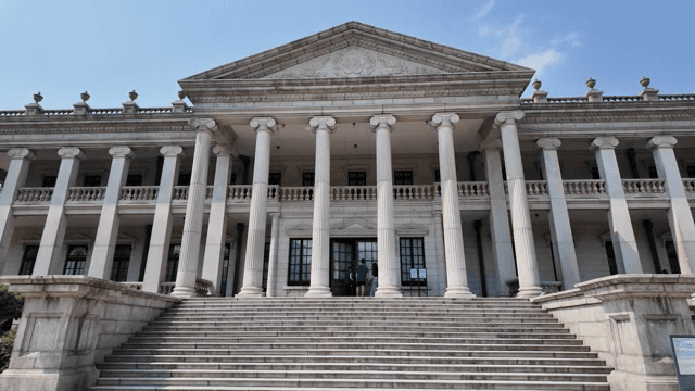 높은 기둥이 있는 웅장한 건물