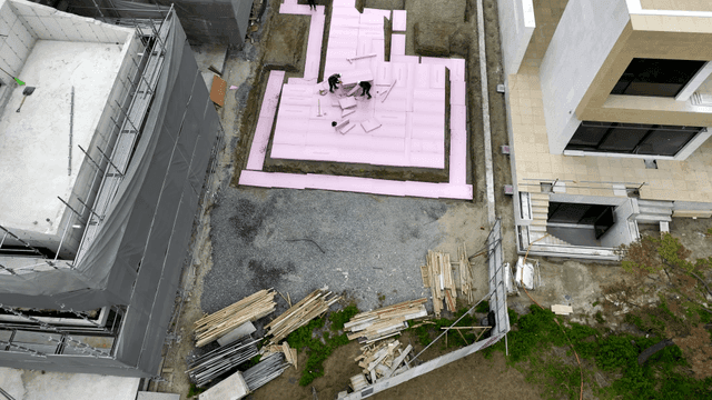 작업자와 자재가 있는 건설 현장