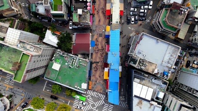 번화한 도시의 건물을 따라 쭉 이어진 길