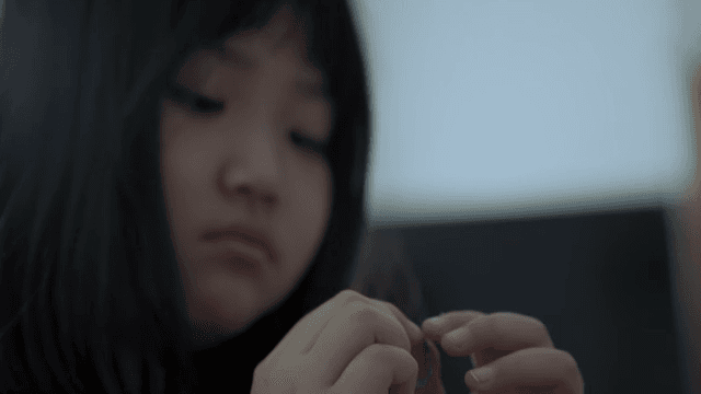 책상에 있는 반지를 껴보는 아이