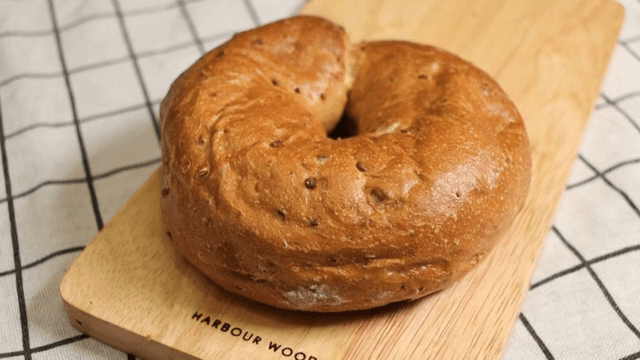 나무 도마 위의 베이글 누르기