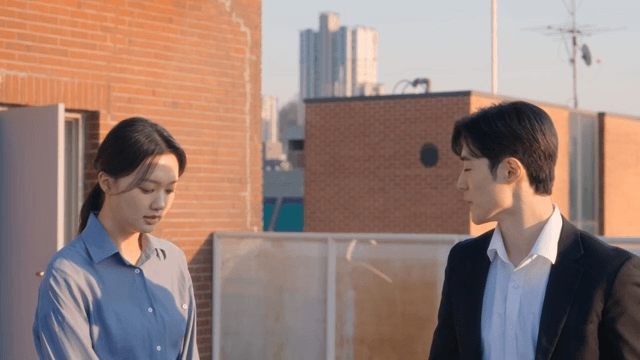 옥상에서 대화하는 두 사람