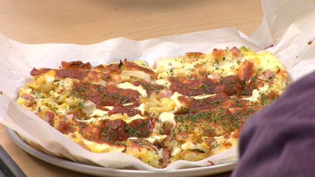 테이블 위에 갓 구운 고구마 피자를 즐기는 모습