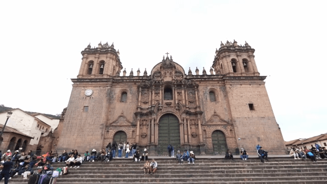 번화한 도시 광장의 역사적인 성당