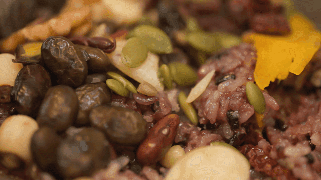 Close-up shot of lotus leaf mixed grain rice