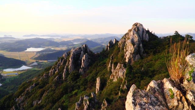 일몰에 장관을 이루는 바위 산맥