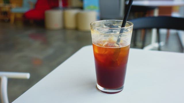 테이블 위의 아이스 커피 한 잔