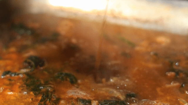 냄비에서 끓고 있는 양고기 전골