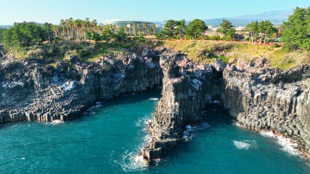 해안 절벽과 푸른 바다 물결