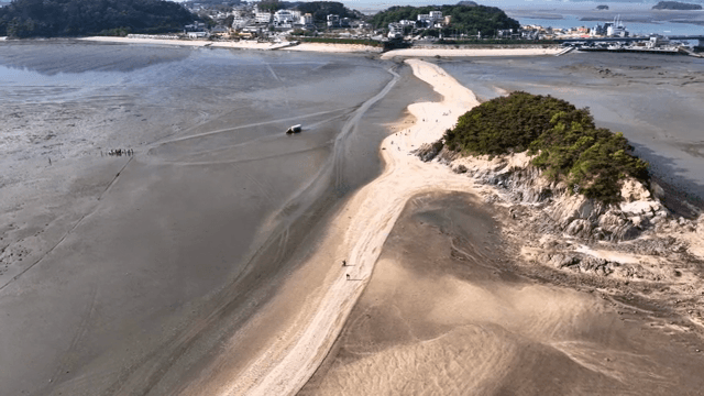 모래길이 있는 해안 지역