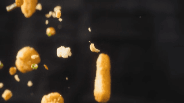 치킨과 함께 여러가지 재료가 천천히 떨어지는 모습